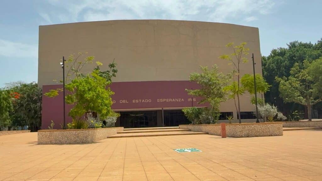 Conoce La Historia: El Teatro Del Estado Esperanza Iris Y Su Legado En Tabasco Fachada Exterior Del Teatro Del Estado Esperanza Iris Durante El Día, Mostrando Su Plaza De Acceso Y La Arquitectura Característica Del Recinto En Tabasco.