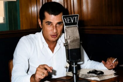 Jesús &Quot;Chucho&Quot; Sibilla Zurita (1922-1989), Destacado Periodista, Locutor De Radio Y Fundador De Telereportaje, Transmitiendo En La Estación Xevt En Tabasco.