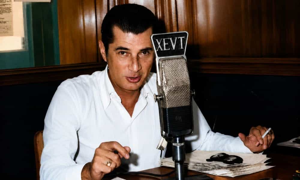 Jesús &Quot;Chucho&Quot; Sibilla Zurita (1922-1989), Destacado Periodista, Locutor De Radio Y Fundador De Telereportaje, Transmitiendo En La Estación Xevt En Tabasco.