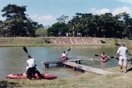Personas Practicando Kayak Y Disfrutando De Actividades Ecoturísticas En La Reserva Ecológica Yu-Balcah, En Tacotalpa.