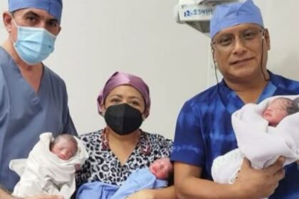 Tres Profesionales De La Salud Con Uniforme Quirúrgico Sosteniendo En Brazos A Trillizos Recién Nacidos Envueltos En Mantas Dentro De Un Quirófano En Tabasco.