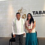 Dos Personas Sonriendo En Evento.arranque De Reforestación, Agenda Territorial Y Los Preparativos Cumbre Del Festival Del Chocolate 2026 Lo Más Relevante De La Conferencia Del Pueblo