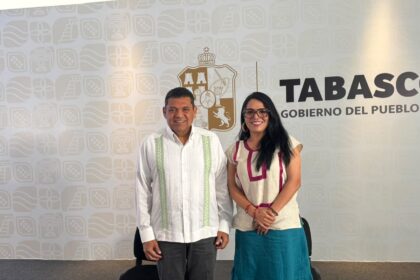 Dos Personas Sonriendo En Evento.arranque De Reforestación, Agenda Territorial Y Los Preparativos Cumbre Del Festival Del Chocolate 2026 Lo Más Relevante De La Conferencia Del Pueblo