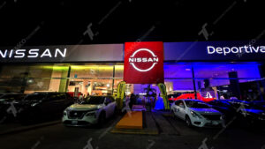 Nissan Deportiva Presenta En Tabasco La Nueva Frontier Pro Phev: Potencia Y Movilidad Híbrida Fachada Iluminada De Las Instalaciones De Nissan Deportiva En Villahermosa, Tabasco, Marco Del Evento De Presentación Oficial De La Nueva Pickup Híbrida Nissan Frontier Pro Phev.