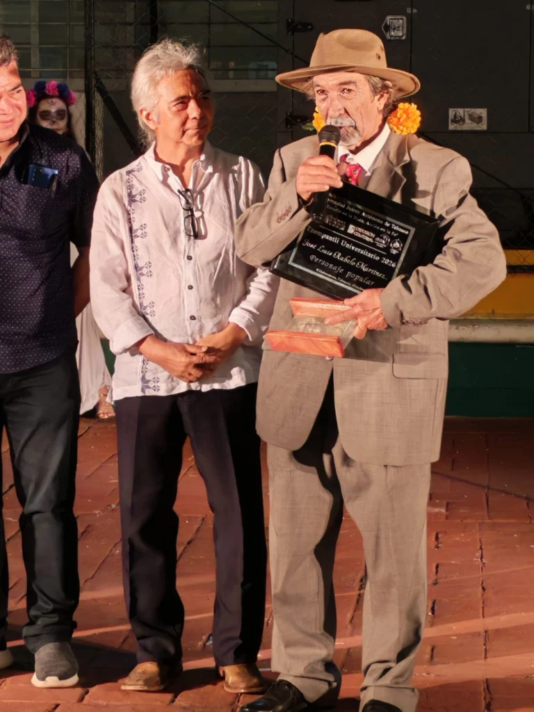 Rinden Homenaje A José Luis Rabelo Como &Quot;Personaje Popular&Quot; En El Tzompantli Universitario Rinden Homenaje A José Luis Rabelo Martínez Como &Quot;Personaje Popular&Quot; En El Tzompantli Universitario