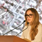 Una Mujer Con Gafas Habla Desde Un Pódium Durante La Presentación Del Proyecto Villahermosa 2030