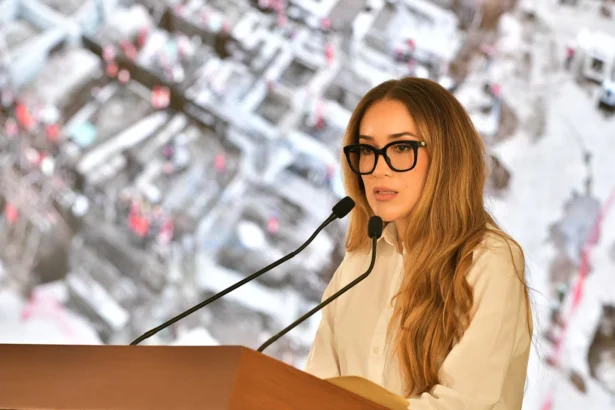 Una Mujer Con Gafas Habla Desde Un Pódium Durante La Presentación Del Proyecto Villahermosa 2030